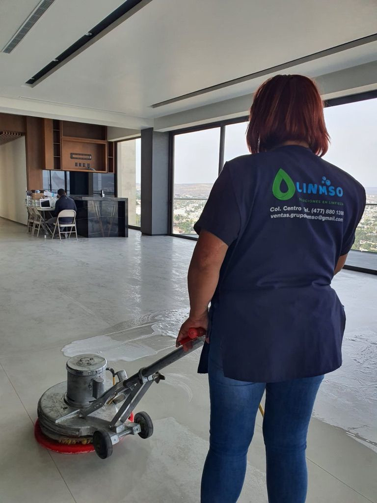 Personal capacitado de LINMSO realizando pulido de pisos en un complejo residencial.