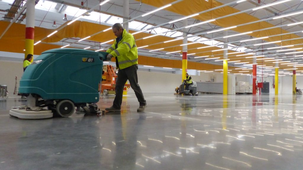 Servicio de limpieza industrial para naves con fregadoras automáticas de pisos.